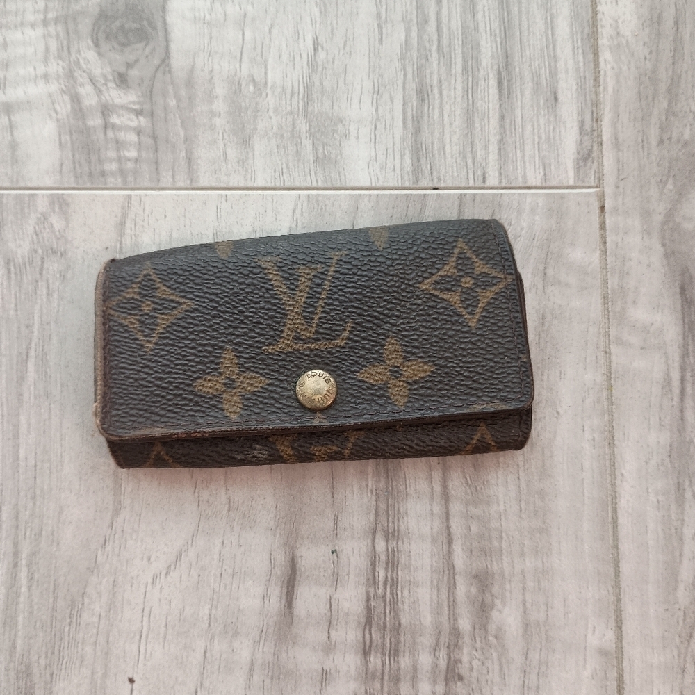 Authentic Louis Vuitton 4 Key Holder Monogram Canvas